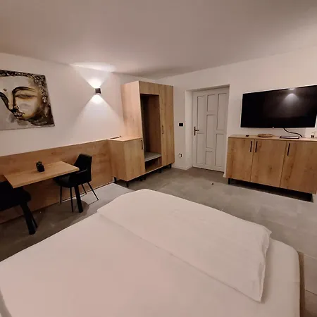 Prenocisca Kralj منزل للإقامة Komenda