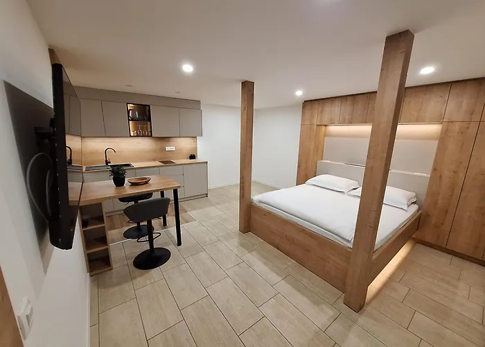 Prenocisca Kralj ホームステイ Komenda