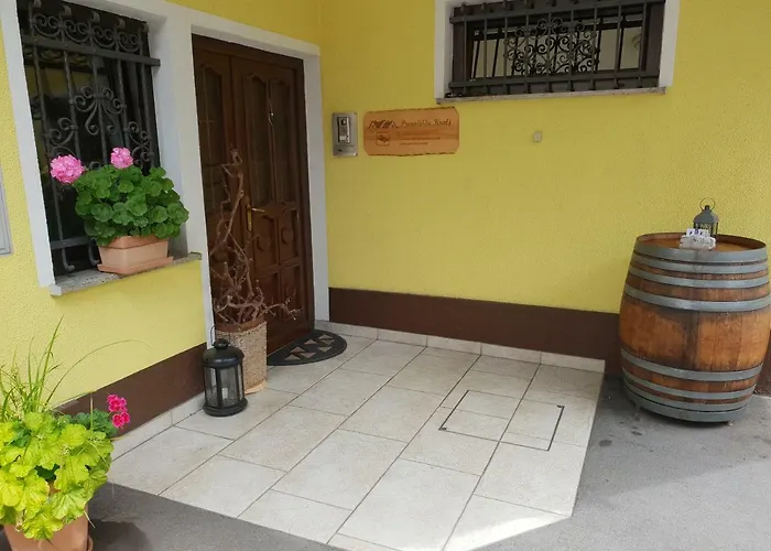 ホームステイ Prenocisca Kralj Komenda